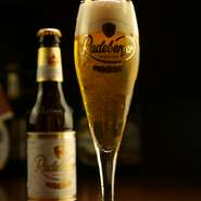 「ザクセン王フリードリッヒ」「ビスマルク」など歴史に名を遺す偉人が愛したビール。
純粋でどっしりとした味わいで、円熟した独特の苦味のあるドイツ最高級ピルスナー。