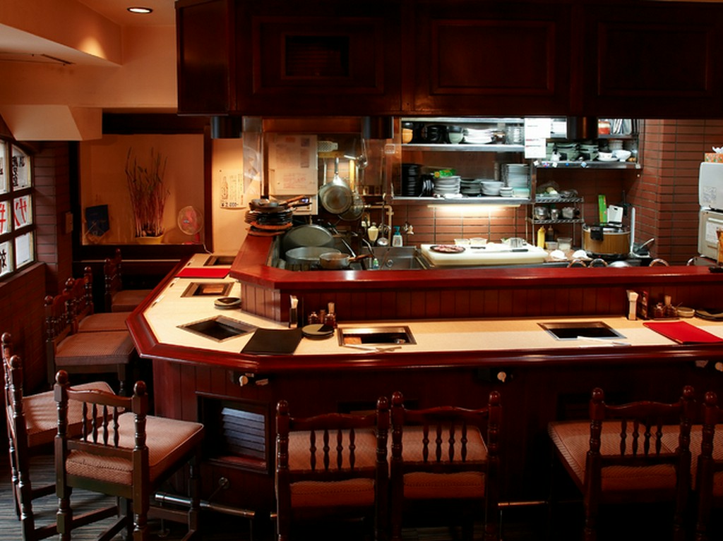 焼肉店では珍しいオープンキッチンのカウンター席