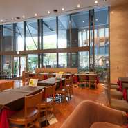 緑と光が差し込む店内、自然を感じるテラスエリア