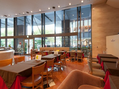 緑と光が差し込む店内、自然を感じるテラスエリア