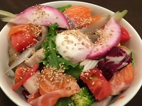 とろとろサーモンとたっぷり野菜の丼。お好きな１ドリンクつき