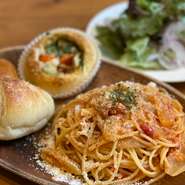 本日のパスタ、サラダ、パン、お好きな１ドリンクつき