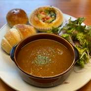 じっくり煮込んだカレーとサラダ、パンのセット。お好きな１ドリンクつき