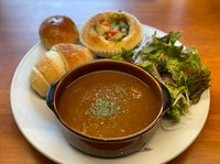 じっくり煮込んだカレーとサラダ、パンのセット。お好きな１ドリンクつき