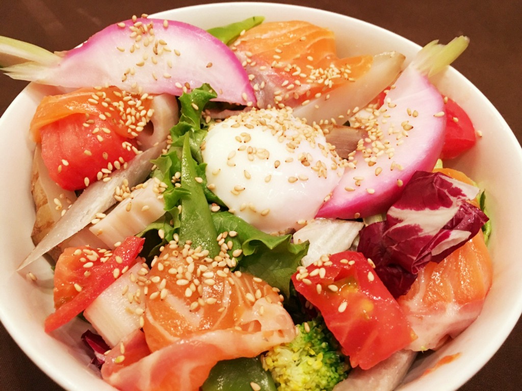 【ランチ】野菜サーモン丼　温玉添え