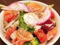 とろとろサーモンとお野菜を醤油ベースの和風ダレであっさり仕上げました。
※パン・ライス食べ放題／スープ・ドリンク飲み放題のランチサービスが付いています。