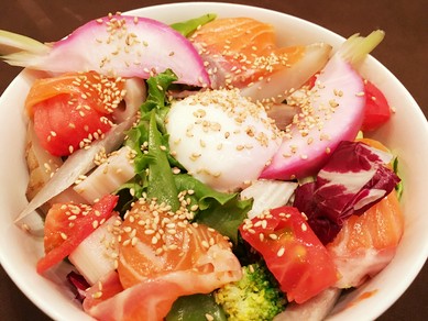 【ランチ】野菜サーモン丼　温玉添え