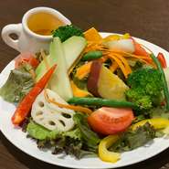 たっぷりサラダランチ。自家製の和風ドレッシングでお召し上がり下さい。
※パン・ライス食べ放題／スープ・ドリンク飲み放題のランチサービスが付いています。