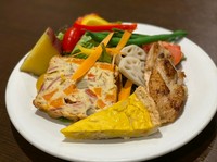 ランチ人気No.1！お魚／お肉料理やお惣菜の盛り合わせプレートです。※パン・ライス食べ放題／スープ・ドリンク飲み放題のランチ限定サービスが付いています。