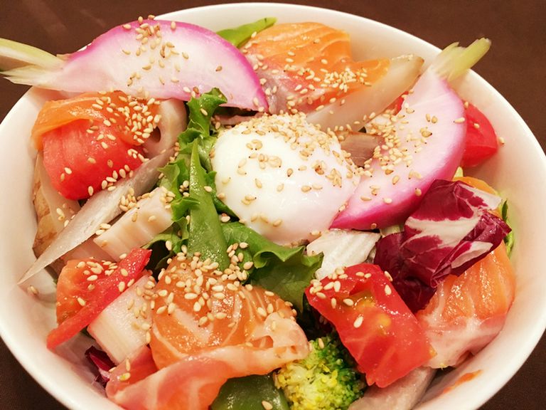 【ランチ】野菜サーモン丼　温玉添え