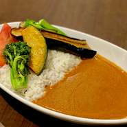 季節野菜たっぷりのカレーライス。※パン・ライス食べ放題／スープ・ドリンク飲み放題のランチ限定サービスが付いています。