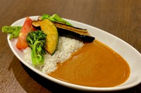 季節野菜たっぷりのカレーライス。※パン・ライス食べ放題／スープ・ドリンク飲み放題のランチ限定サービスが付いています。
