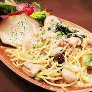 たっぷり野菜とパスタのセット。【大盛り＋300円】
※パン・ライス食べ放題／スープ・ドリンク飲み放題のランチ限定サービスが付いています。