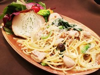 たっぷり野菜とパスタのセット。【大盛り＋300円】
※パン・ライス食べ放題／スープ・ドリンク飲み放題のランチ限定サービスが付いています。