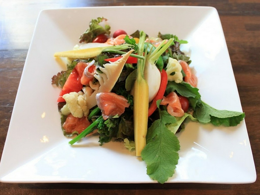 【ランチ】サーモンのシーザーサラダ