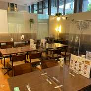 ・ソファ席を含む全席に飛沫防止シートの設置を徹底しています。
・入店時の手指消毒を徹底しています。
・従業員全員の出勤時の検温／マスク着用を徹底しています。
・Co2センサーを常備しています。
・高い天井で換気の良い空間ですが、こまめに空気を入れ替えを徹底しています。