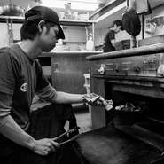 幼い頃、父のために作った卵焼きと、その時の父の笑顔が料理人の原点という中原さん。大阪のホテルやレストランでの修業を経て、現在はここ【ソルビバ】　で腕をふるっています。【ソルビバ】　は京都・奈良の契約農家さんの野菜をはじめ、信頼できる生産者との取引を通じて安心、安全な食材にこだわっています。ソースや調味料までほとんどが手作りという料理からは、微に入り細にわたるまで心づくしを感じることができます。