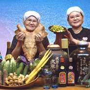 沖縄民謡ライブが国際通りで楽しめるお店、海音（みおん）！　70歳を越える、おばぁ達が作る沖縄の昔ながらの家庭料理！　一日3ステージの民謡ライブも楽しみ。一同で盛り上がる、カチャーシーで締めくくり！