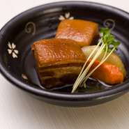手づくりにこだわったボリュームのある料理が、リーズナブルな価格で味わえます。コースは3500円～ございます。