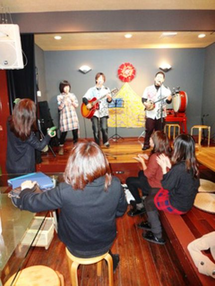 お客様も飛び入り参加！？ここは沖縄。細かいことは言いません！