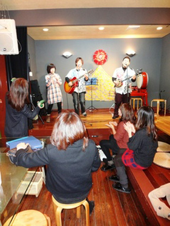 お客様も飛び入り参加！？ここは沖縄。細かいことは言いません！