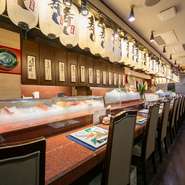 カウンター席には、くつろぎの空間が広がっています。カウンター越しに職人の手さばきを眺めながら食事するのもいいですが、お店の人との会話を楽しみながら料理を味わうと、新しい発見があるかもしれません。