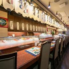 店員さんとのコミュニケーションも楽しいカウンター席