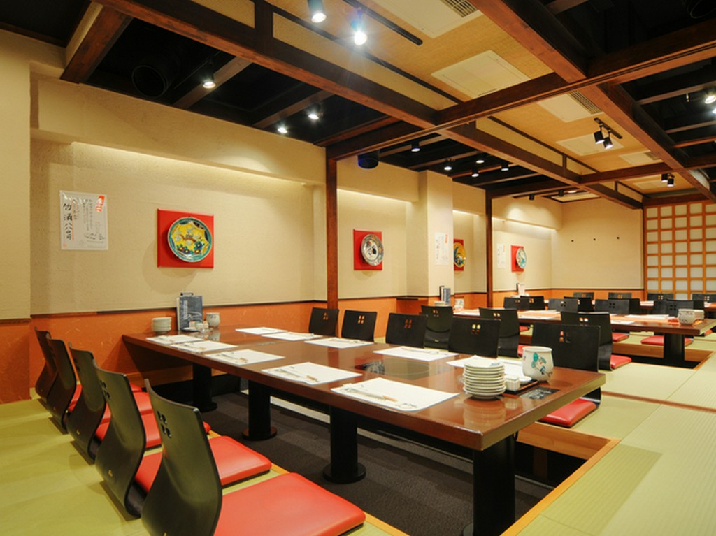 ゆとりのある広さ。36名様まで対応可能な5階の大広間