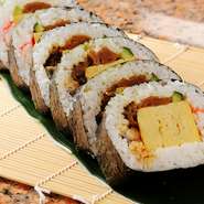 創業50年変わらぬ人気。
新鮮な素材を一本一本丁寧に仕上げた太巻をご家庭でどうぞ。