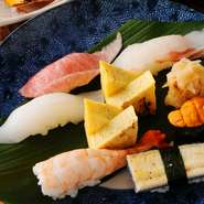 寿司は、伝統的な日本料理のひとつです。
当店では、職人が旬の魚介を様々な鮨に形を変え提供しております。
季節に応じた旬のオススメ鮨八貫盛り合わせを是非ご賞味ください。
