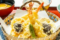 天婦羅は魚介や野菜にころもをつけて、油で揚げたものです。
当店では、季節に応じた魚介や野菜を天婦羅として提供しております。

