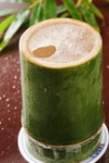 当店名物の竹酒。
青竹の節を切り抜き、そこにお酒(日本酒)を入れ提供しております。
竹の香りと共に日本酒をお楽しみください。
