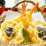天婦羅は魚介や野菜にころもをつけて、油で揚げたものです。
当店では、季節に応じた魚介や野菜を天婦羅として提供しております。
