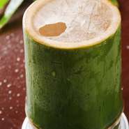 当店名物の竹酒。
青竹の節を切り抜き、そこにお酒(日本酒)を入れ提供しております。
竹の香りと共に日本酒をお楽しみください。