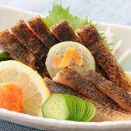 かめばかむほど味わい深いうつぼのたたき。皮下のゼラチン質にはコラーゲンたっぷり。