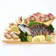 こだわりの「立縄漁法」で一尾ずつ丁寧に一本釣りされる土佐名物「清水鯖」。
鮮度抜群!!トロのように、芳醇な脂が絶品です。
※天候などにより、入荷ない場合もございます。