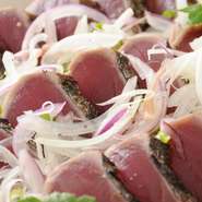 高知本格わら焼きのカツオのタタキです。
本場の土佐で味わうかつおたたきは今まで食べた事のないような味わいです。