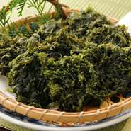 海水と川水の交じり合う高透明度の汽水域で、たっぷり太陽光を浴びて育ちました。