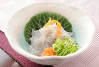 片口いわしの稚魚「生しらす」。
鮮度が落ちやすいため、高知以外ではめったに食べられない珍味です。