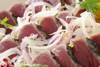 高知本格わら焼きのカツオのタタキです。
本場の土佐で味わうかつおたたきは今まで食べた事のないような味わいです。