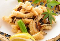 見た目は怖いが淡泊な味わい。
上品なコラーゲンの層がやみつきになる旨さです。