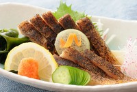 かめばかむほど味わい深いうつぼのたたき。皮下のゼラチン質にはコラーゲンたっぷり。