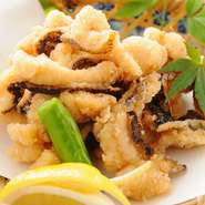 見た目は怖いが淡泊な味わい。
上品なコラーゲンの層がやみつきになる旨さです。