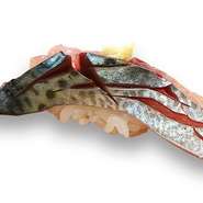 こだわりの「立縄漁法」で一尾ずつ丁寧に一本釣りされる土佐名物「清水鯖」。
鮮度抜群!!トロのように、芳醇な脂が絶品です。
※天候などにより、入荷ない場合もございます。
※炙りもできます