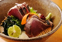 土佐流!!藁焼き!! 鰹たたき 塩・ポン酢(高知)