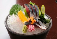 こだわりの「立縄漁法」で一尾ずつ丁寧に一本釣りされる土佐名物「清水鯖」。
鮮度抜群!!トロのように、芳醇な脂が絶品です。
※天候などにより、入荷ない場合もございます。
※炙りもできます