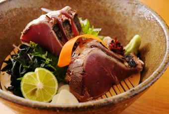 土佐流!!藁焼き!! 鰹たたき 塩・ポン酢（高知）