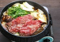 厳選お肉を使った、すきやきです。
※2名様より承ります。

・お肉追加(200g)：4500円
・お野菜セット追加(1人前)：950円
・うどん追加(1人前)：330円
・生卵追加(1個)：110円