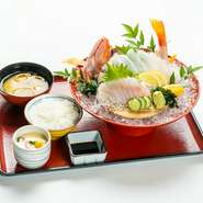 5食限定なので早いもの勝ちです！
造り（1本刺し）、ご飯、味噌汁、香の物