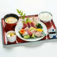 造り（7種盛）、小鉢、茶碗蒸し、ご飯、味噌汁